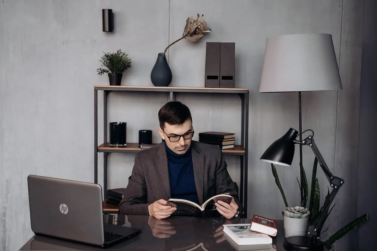 Sieć neuronowa na stole w sali konferencyjnej